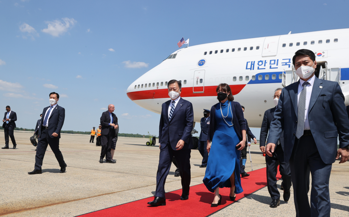 ▲한·미 정상회담에 참석하는 문재인 대통령이 19일(현지시간) 미국 워싱턴 앤드류스 공군기지에 도착, 숙소로 이동하고 있다. (워싱턴=연합뉴스)