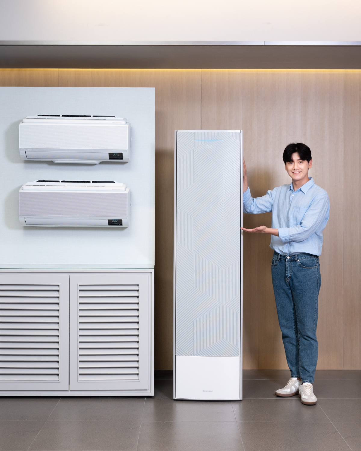 ▲삼성전자 모델이 20일부터 예약판매를 시작하고 내달 공식 출시되는 '비스포크 무풍에어컨' 신제품을 소개하고 있다. 화이트 톤의 인테리어에 어울리는 밝은 색상을 추가하고 교체 가능한 패널 구조를 적용한 것이 특징이다. (사진제공=삼성전자)