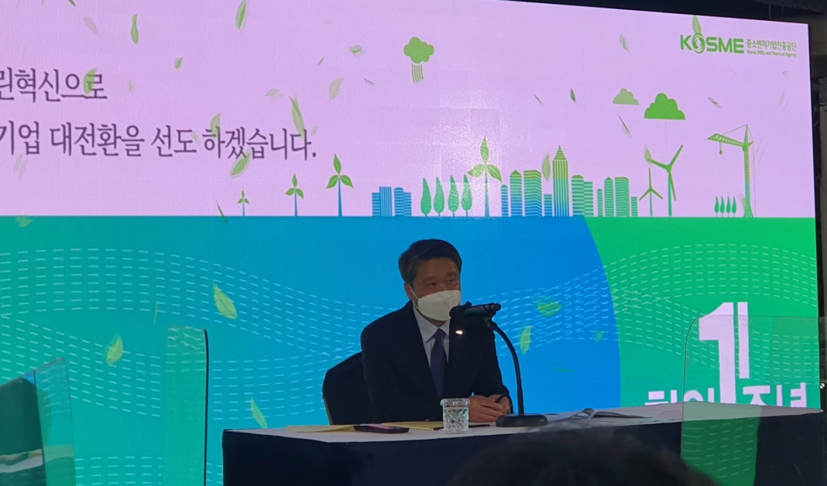 ▲김학도 중소벤처기업진흥공단 이사장이 20일 열린 취임 1주년 기자간담회에서 기자들의 질의에 답하고 있다.  (이다원 기자 leedw@)