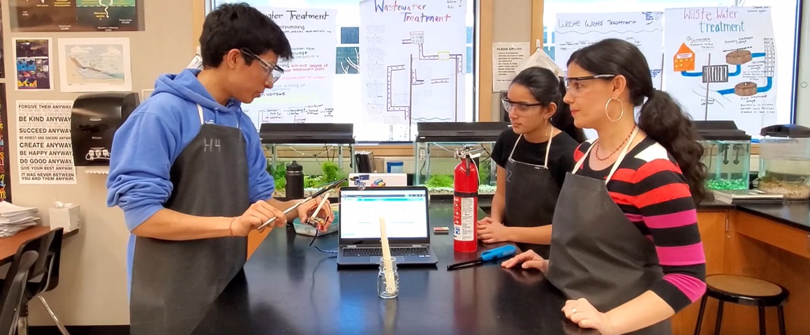 ▲삼성전자는 전 세계 청소년들이 STEM(과학·기술·공학·수학) 지식을 활용해 사회 문제 해결에 도전하는 교육 사회공헌 프로그램, 삼성 솔브 포 투모로우 프로그램을 운영하고 있다. ‘산불감지 솔루션’을 제안한 미국 캘리포니아주 도허티밸리 고등학교 학생들. 이 솔루션은 기후행동정상회의에서도 소개되는 등 전문가들의 주목을 받았다. (사진제공=삼성전자)