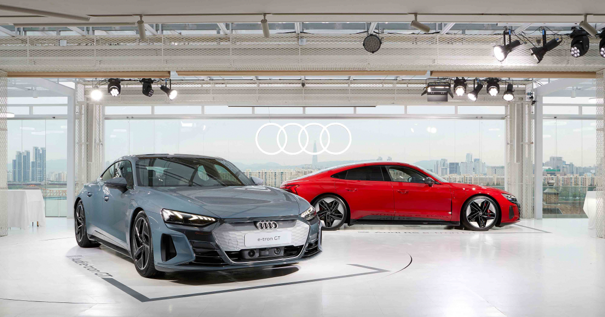 ▲아우디 e-트론 GT(왼쪽)와 RS e-트론 GT(오른쪽). 포르쉐 타이칸과 동일한 메커니즘을 쓴다. 두 브랜드는 독일 폭스바겐그룹에서 각각 고급차와 고성능 브랜드로 자리매김 중이다.  (사진제공=아우디코리아)