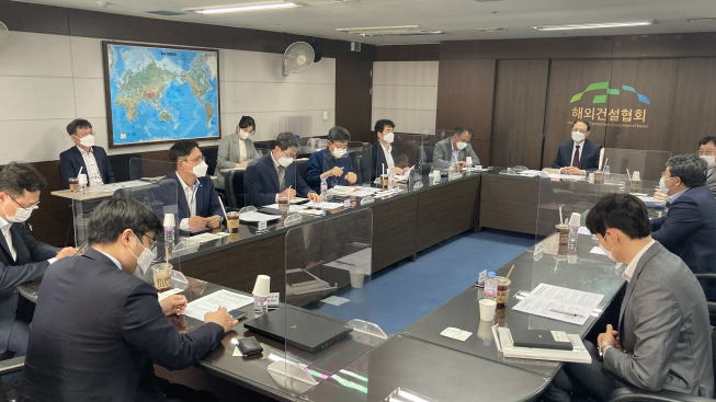 ▲해외건설협회는 20일 '해외 건설정책 자문위원회’ 간담회를 개최했다고 밝혔다. 참석자들이 간담회에 참석해 의견을 말하고 있다. (사진제공=해외건설협회)