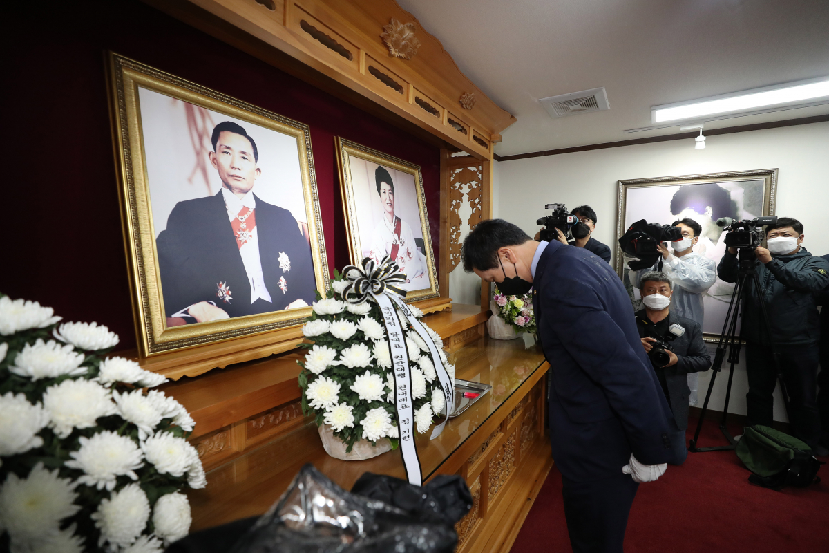 ▲김기현 국민의힘 당 대표 권한대행 겸 원내대표가 20일 경북 구미시 상모동에 있는 박정희 전 대통령의 생가를 찾아 박 전 대통령을 추모하고 있다. (연합뉴스)