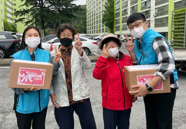 ▲한국농어촌공사 직원들이 홀몸 어르신과 취약계층을 위한 행복꾸러미를 전달하고 있다. (사진제공=농어촌공사)