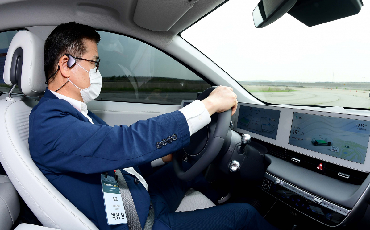 ▲2021 이투데이 스마트 EV 대상 실차 및 시승평가가 열린 지난달 29일 경기 화성시 한국교통안전공단 자동차안전연구원에서 박용성 교통안전공단 상임이사가 시승평가를 하고 있다.  (신태현 기자 holjjak@)