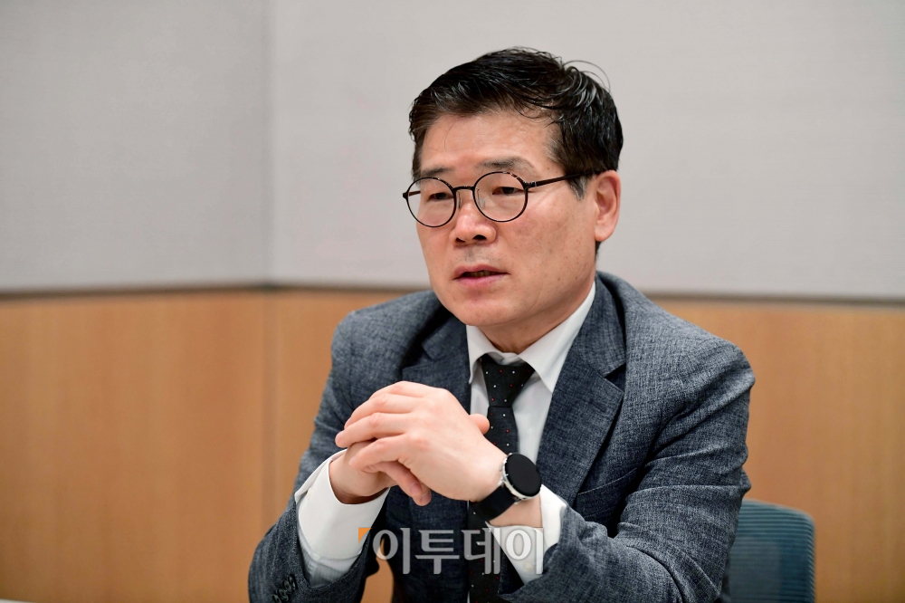 ▲박용성 한국교통안전공단 기획본부장은 전기차 시대의 성패는 신재생 에너지의 확대에 달려있다고 강조했다. 이를 간과하면 자동차가 배출하던 탄소를 발전소가 배출하는 것에 불과하기 때문이다.  (신태현 기자 holjjak@)