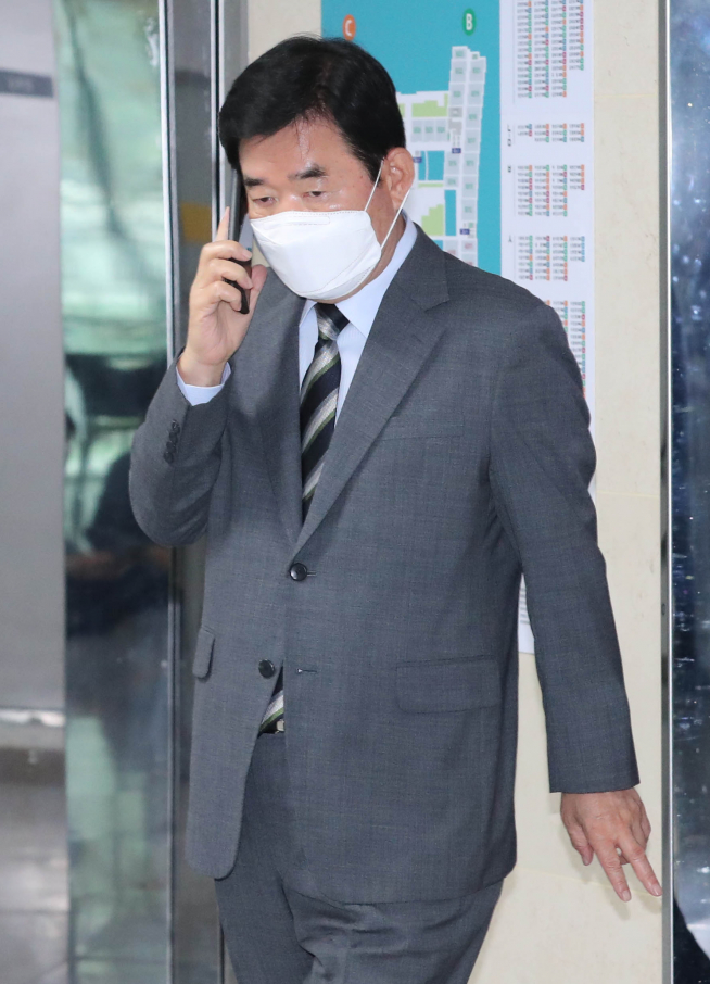 ▲더불어민주당 김진표 부동산특위원장이 20일 서울 여의도 국회 의원회관에서 열린 부동산특위 2차 전체회의에 참석하고 있다. (연합뉴스)