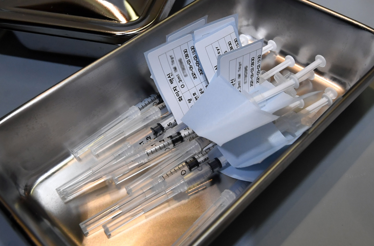 ▲서울 용산구 용산 코로나19 백신접종센터에서 의료진이 화이자 백신 접종 준비를 하고 있다. (공동취재사진) (사진제공=뉴시스)