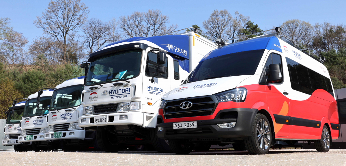 ▲쏠라티를 베이스로 개발한 통합 방역구호차량(오른쪽)은 유형별 맞춤 방역을 통한 예방 활동에 큰 기여를 할 수 있을 것으로 기대된다. (사진제공=현대차그룹)