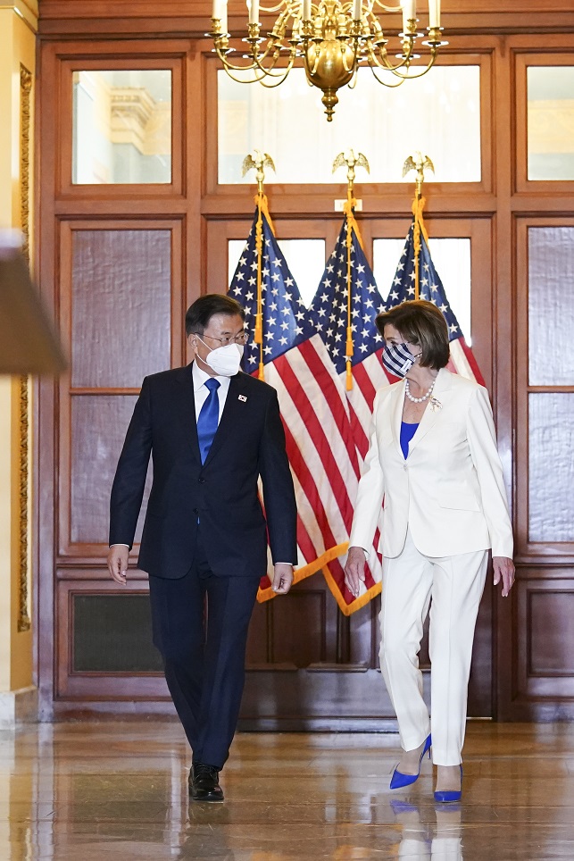 ▲<YONHAP PHOTO-2578> 문 대통령과 낸시 펠로시 하원의장 (워싱턴=연합뉴스) 최재구 기자 = 문재인 대통령과 낸시 펠로시 미국 연방하원의회 의장이 20일 오후(현지시간) 워싱턴 국회의사당에서 미국 연방하원의원 지도부와 간담회에 앞서 발언을 위해 연단으로 나오고 있다. 2021.5.21 jjaeck9@yna.co.kr/2021-05-21 07:04:27/<저작권자 ⓒ 1980-2021 ㈜연합뉴스. 무단 전재 재배포 금지.>