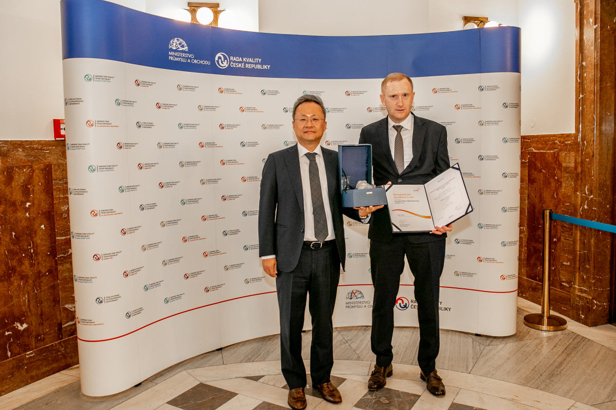 ▲현대자동차 체코공장이 현지에서 최고의 품질경영 능력을 인정받았다 사진 왼쪽부터 시상식에 나선 백철승 현대차 체코생산법인장, 마틴 클리츠닉(Martin Klicnik) 체코생산법인 품질부실장. (사진제공=현대차)