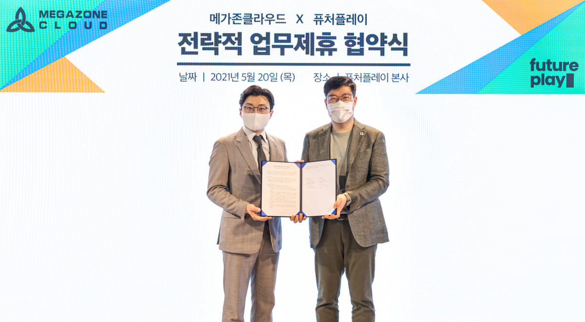▲20일 서울 성동구 성수동 퓨처플레이 본사에서 퓨처플레이 류중희 대표(오른쪽)와 메가존클라우드 이주완 대표가 협약식을 마치고 사진 촬영을 하고 있다.  (사진제공=퓨처플레이)