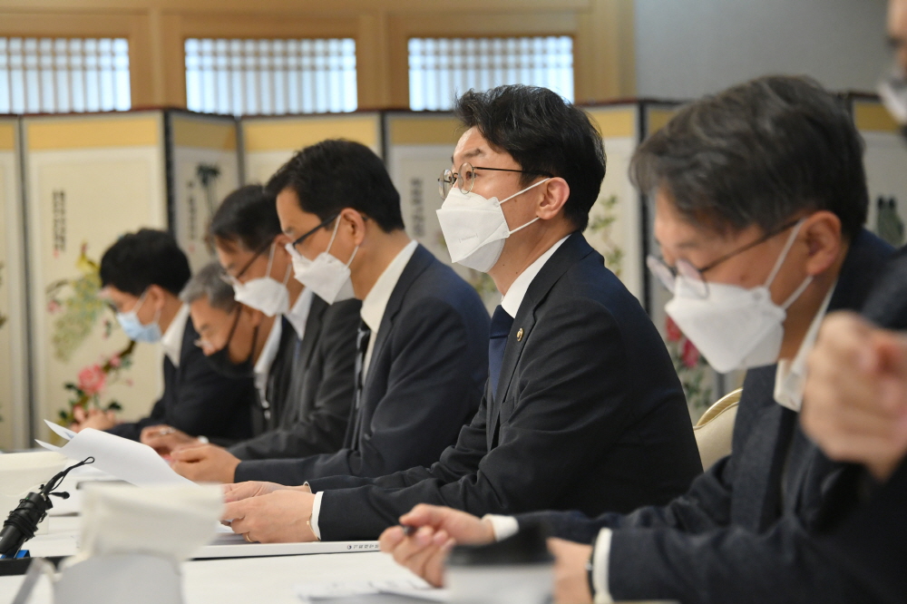 ▲이억원 기획재정부 1차관이 5월 21일 서울 광화문 정부서울청사에서 열린 '제18차 혁신성장 전략점검회의 겸 코로나 정책점검회의 겸 한국판뉴딜 점검 TF 겸 제12차 물가관계차관회의'를 주재, 모두발언을 하고 있다. (사진제공=기획재정부)