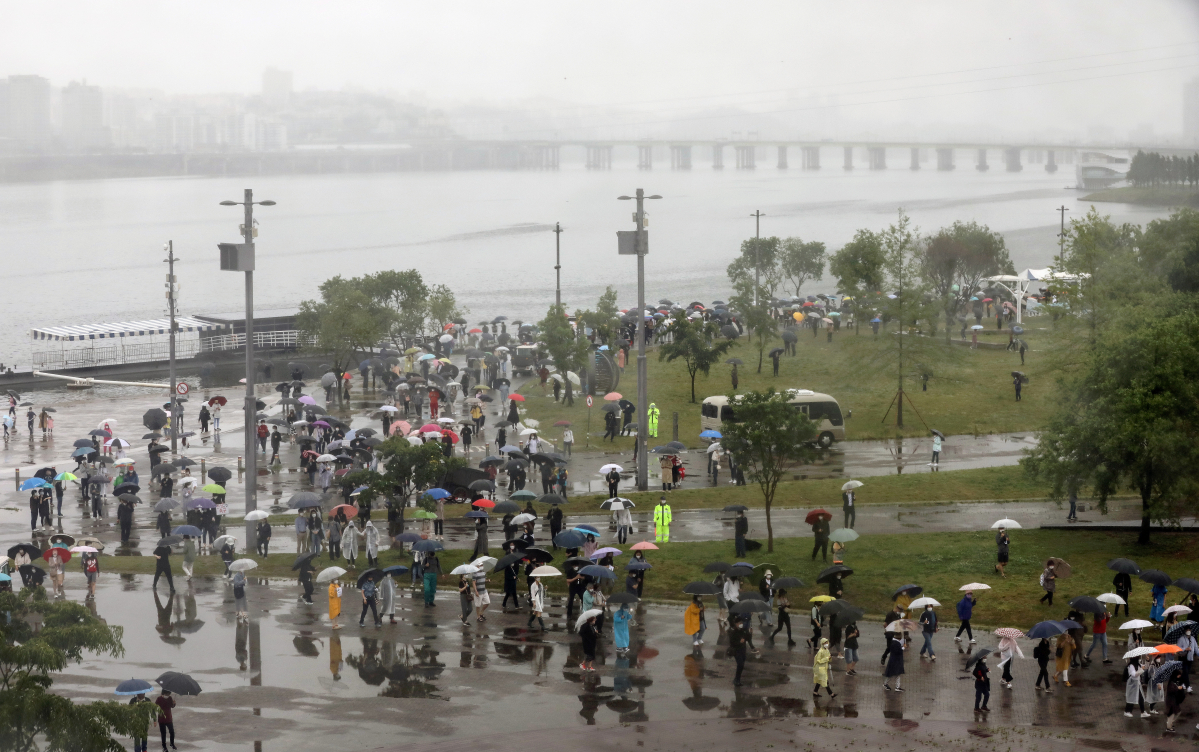 ▲지난 5월 16일 오후 서울 서초구 반포한강공원 수상택시 승강장 인근에서 열린 ‘고 손정민 군을 위한 평화집회’에서 참가자들이 진상규명을 촉구하고 있다. (뉴시스)