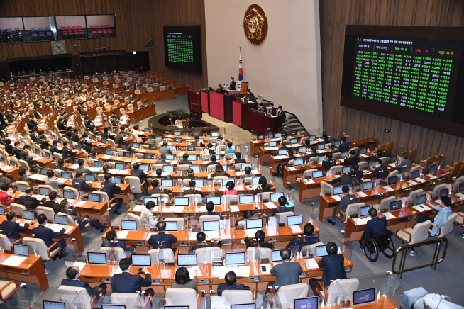 ▲박병석 국회의장이 21일 오전 서울 여의도 국회 본회의장에서 열린 제387회국회(임시회) 제2차 본회의에서 5.18민주유공자예우 및 단체설립에 관한 법률 일부개정법률안 가결을 선포하고 있다.  (연합뉴스)