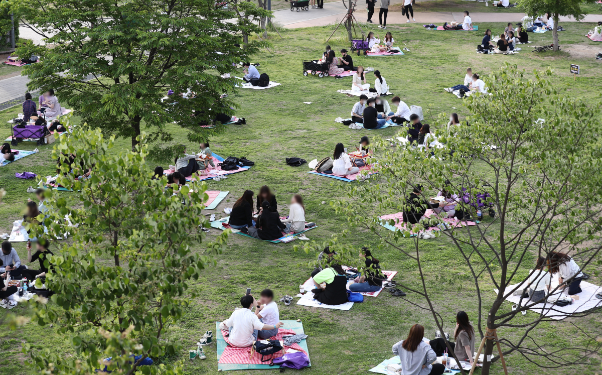 ▲서울의 낮기온이 30도 가까이 오른 14일 오후 서울 광진구 뚝섬한강공원에서 시민들이 시간을 보내고 있다.  (뉴시스)