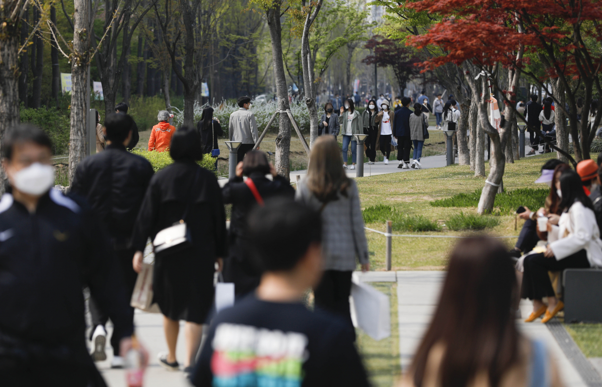 ▲'연트럴파크'로 불리는 서울 마포구 경의선숲길에서 많은 시민들이 봄을 즐기고 있다.  (뉴시스)