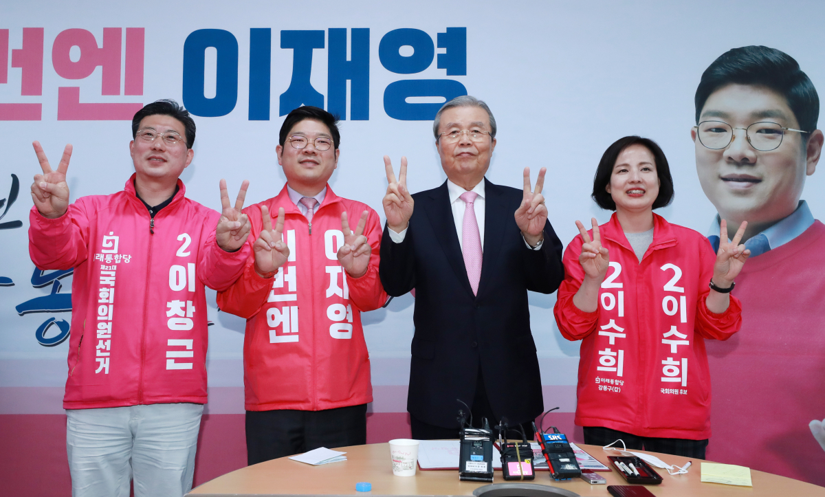 ▲김종인 미래통합당 총괄선거대책위원장이 서울 강동구 이재영 미래통합당 강동구을 후보 선거사무소를 찾아 기념촬영을 하고 있다. 왼쪽부터 이창근 경기하남, 이재영 강동구을, 김종인 선대위원장, 이수희 강동구갑 후보. 20hwan@newsis.com (뉴시스)