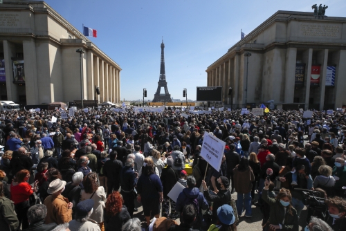 ▲프랑스 파리 랜드마크인 에펠탑 주변에 4월 25일(현지시간) 사람들이 모여 있다. 파리/AP연합뉴스
