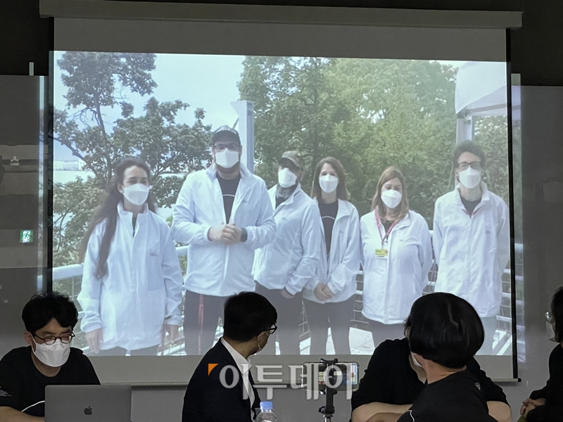 ▲22일 서울 종로구 대학로 아르코 미술관에서 열린 '제17회 베니스비엔날레 국제건축전 한국관' 기자간담회에서 현지에 있는 일명' 베니스팀'이 한국관에 대해 설명하고 있다. (김소희 기자 ksh@)