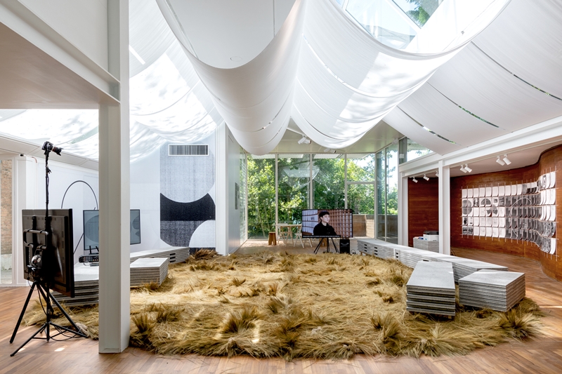 ▲한국관 중앙에 깔린 갈대로 만든 카펫과 크리스 로가 디자인한 '프로세스 월'. (사진=아르코)