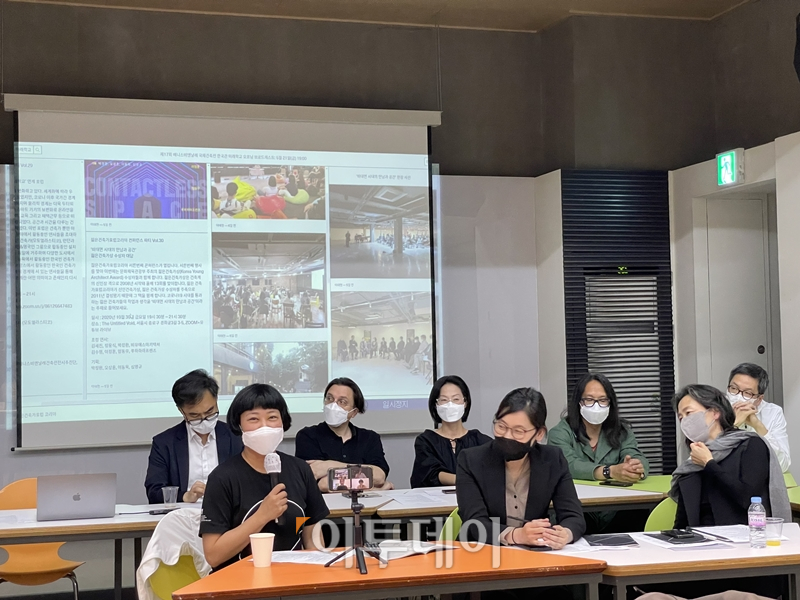 ▲신혜원 감독이 22일 서울 종로구 대학로 아르코 미술관에서 열린 '제17회 베니스비엔날레 국제건축전 한국관' 기자간담회에서 전시에 대해 설명하고 있다. (김소희 기자 ksh@)