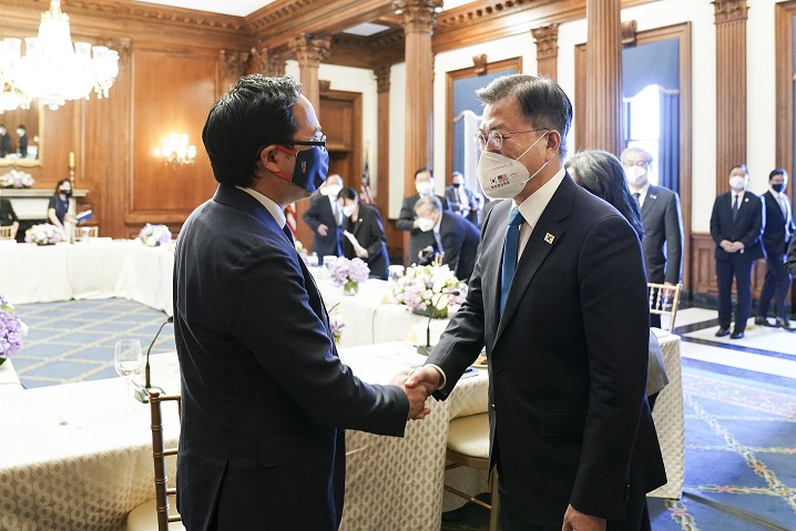 ▲<YONHAP PHOTO-2786> 미 하원 의원과 인사하는 문 대통령    (워싱턴=연합뉴스) 최재구 기자 = 미국을 방문 중인 문재인 대통령이 20일 오후(현지시간) 워싱턴 국회의사당에서 미국 연방하원의원 지도부와 간담회를 마치고 앤디 킴 연방하원의원과 인사하고 있다.  2021.5.21    jjaeck9@yna.co.kr/2021-05-21 07:52:02/<저작권자 ⓒ 1980-2021 ㈜연합뉴스. 무단 전재 재배포 금지.>