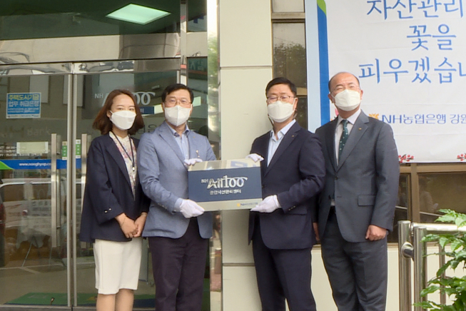 ▲강원영업부 김효겸 팀장(왼쪽부터), 강원영업부 이상선 부장, 남재원 부행장, 전대원 강원영업본부장이 20일 농협은행 강원영업부에서 열린 현판식에 참여, 기념촬영을 하고 있다. (사진제공=NH농협은행)