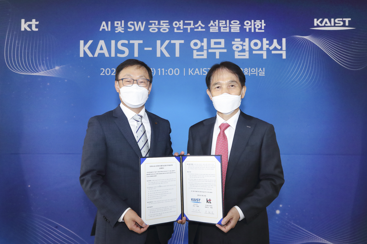 ▲대전시 유성구 KAIST 본원 본관에서 구현모(왼쪽) KT 대표와 이광형 KAIST 총장이 업무협약 체결 후 기념 촬영하고 있다. (사진제공=KT)