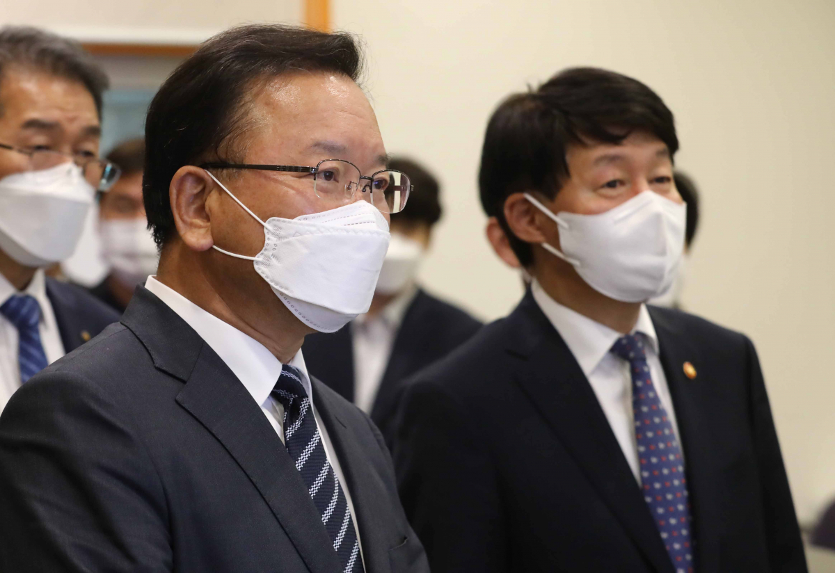 ▲김부겸 국무총리가 21일 오후 서울 광진구 세종대학교 대학일자리센터를 방문해 시설을 참관하고 있다. 오른쪽은 안경덕 고용노동부 장관. (뉴시스)