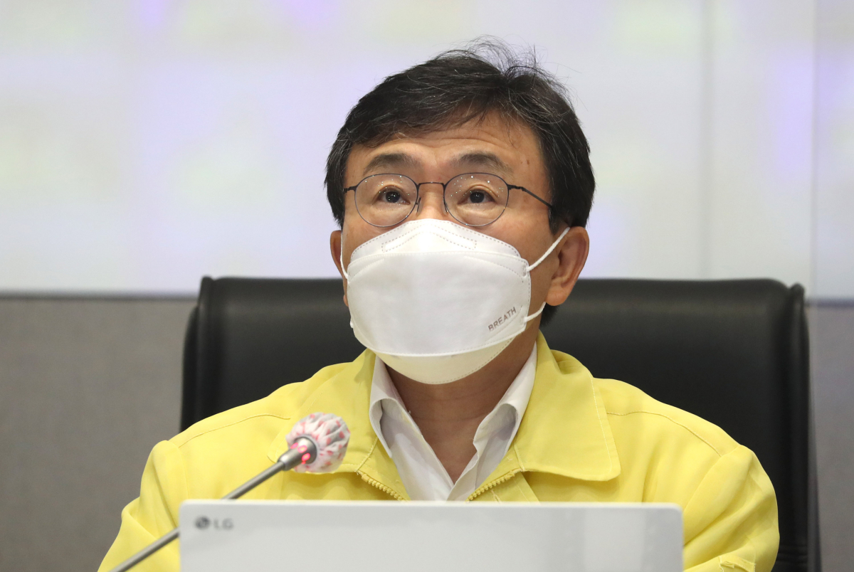 ▲권덕철 중앙재난안전대책본부(중대본) 1차장(보건복지부 장관)이 20일 오전 서울 종로구 정부서울청사 중앙재난안전상황실 서울상황센터에서 열린 코로나19 중앙재난안전대책본부(중대본) 회의에 참석해 발언하고 있다.  (뉴시스)