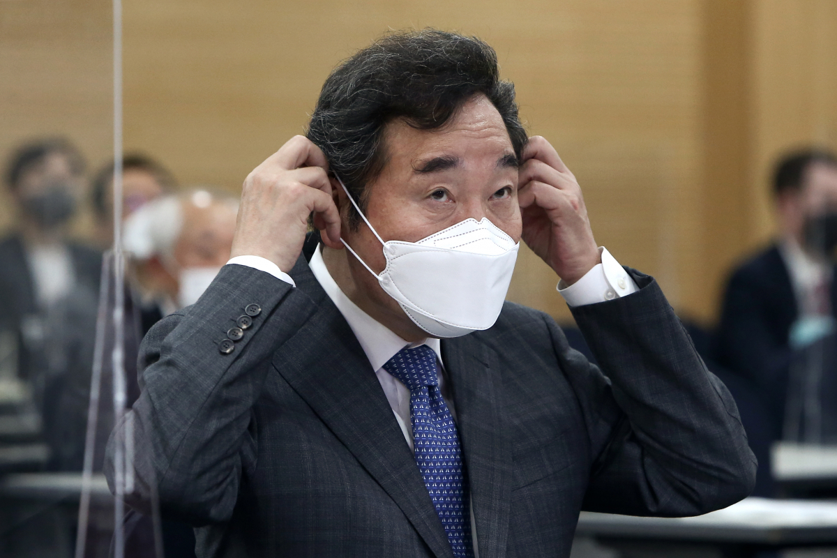 ▲이낙연 전 더불어민주당 대표가 17일 서울 영등포구 하이서울유스호스텔에서 열린 ‘바이든시대 동북아 전망과 한국의 역할’ 심포지엄에 참석해 마스크를 고쳐 쓰고 있다.  (뉴시스)