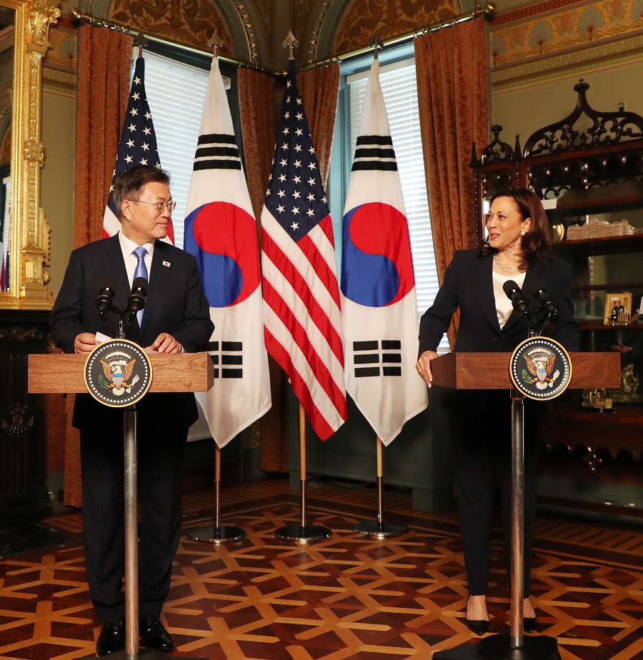 ▲<YONHAP PHOTO-6123> 해리스 부통령 만난 문재인 대통령 (워싱턴=연합뉴스) 최재구 기자 = 미국을 방문중인 문재인 대통령이 21일 오전(현지시간) 워싱턴 아이젠하워 행정동에서 카멀라 해리스 미국 부통령을 접견하고 있다. 2021.5.21 jjaeck9@yna.co.kr/2021-05-21 23:41:01/<저작권자 ⓒ 1980-2021 ㈜연합뉴스. 무단 전재 재배포 금지.>