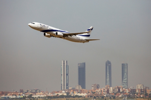 ▲비행기가 2018년 8월 8일(현지시간) 스페인 마드리드 상공을 날고 있다. 마드리드/로이터연합뉴스
