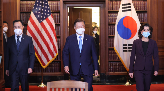 ▲미국을 방문중인 문재인 대통령이 21일 오전(현지시간) 워싱턴 미 상무부에서 열린 한ㆍ미 비즈니스 라운드 테이블 행사에 앞서 러먼도 미국 상무장관, 문승욱 산업통상자원부 장관과 기념촬영을 하고 있다(사진=연합뉴스)