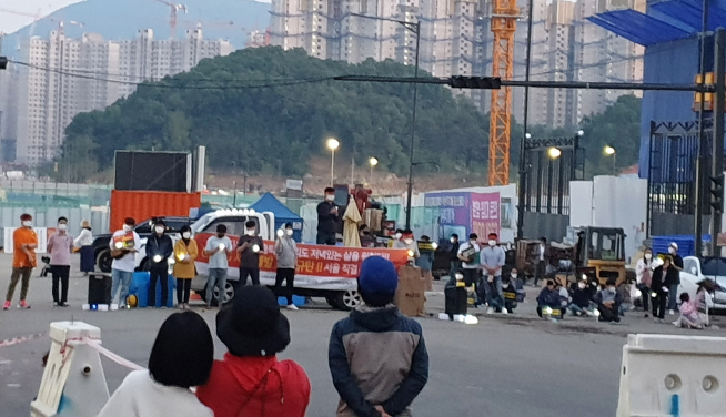 ▲22일 오후 인천시 서구 원당동 일대에서 경기 김포·인천 검단 시민들로 구성된 'GTX-D 강남직결 범시민대책위원회'가 수도권광역급행철도(GTX) D 노선의 서울 직결 등을 요구하며 촛불 집회를 하고 있다(사진=연합뉴스)