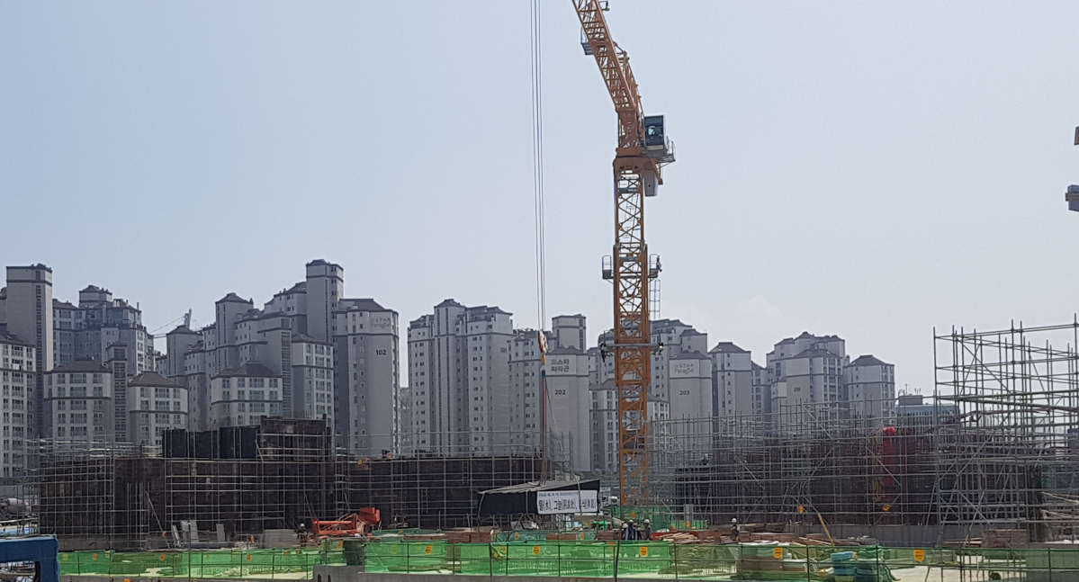 ▲건축 공사 핵심 자재인 철근 수급이 불안해지며 가격이 급등해 전국 건설현장에서 공사 중단·지연 발생 피해가 잇따르고 있다. 수도권의 한 아파트 건설현장. (이동욱 기자 toto@)
