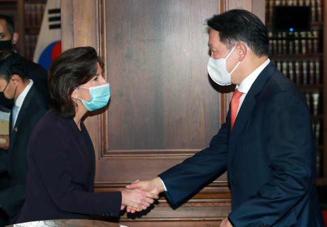 ▲21일(현지 시각) 최태원 대한상공회의소 회장(오른쪽)이 미국 워싱턴 D.C에서 열린 한미 비즈니스 라운드 테이블에 참석, 지나 레이몬도 상무부 장관을 만나 악수를 나누고 있다. (사진제공=대한상의)