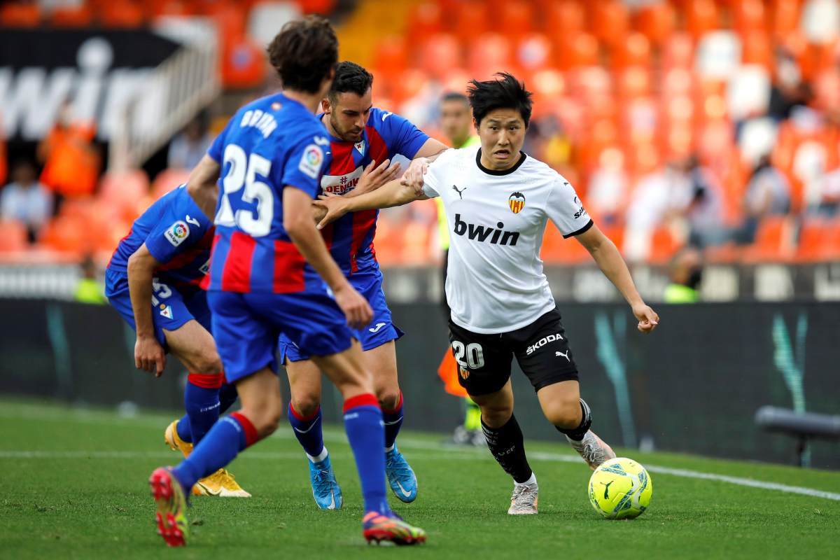 ▲소속팀 발렌시아와 계약 종료 1년을 남겨놓은 이강인(20)이 스페인 프리메라리가 최종전에 선발 출전했다. 사진은 2020-2021 라리가 37라운드 에이바르 전에 출전한 이강인. EPA/연합뉴스 (EPA/연합뉴스)