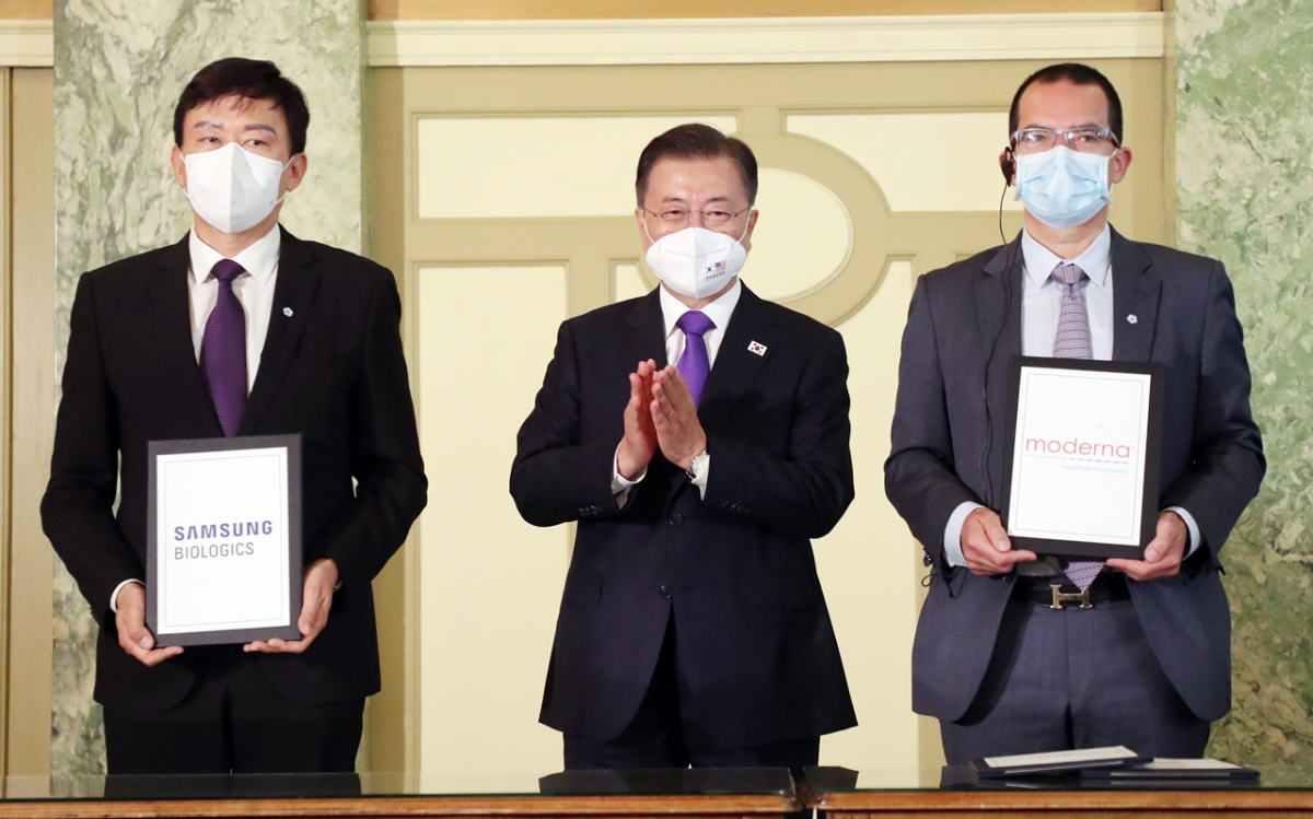▲문재인 대통령이 22일 오전(현지시간) 미국 워싱턴 시내 한 호텔에서 열린 '한미백신기업 파트너십 행사'에 참석해 삼성바이오로직스와 모더나 간의 위탁 생산 계약 MOU 체결에 박수를 보내고 있다. 왼쪽부터 존림 삼성바이오로직스 사장, 문 대통령, 스테판 반셀 모더나CEO. (뉴시스)