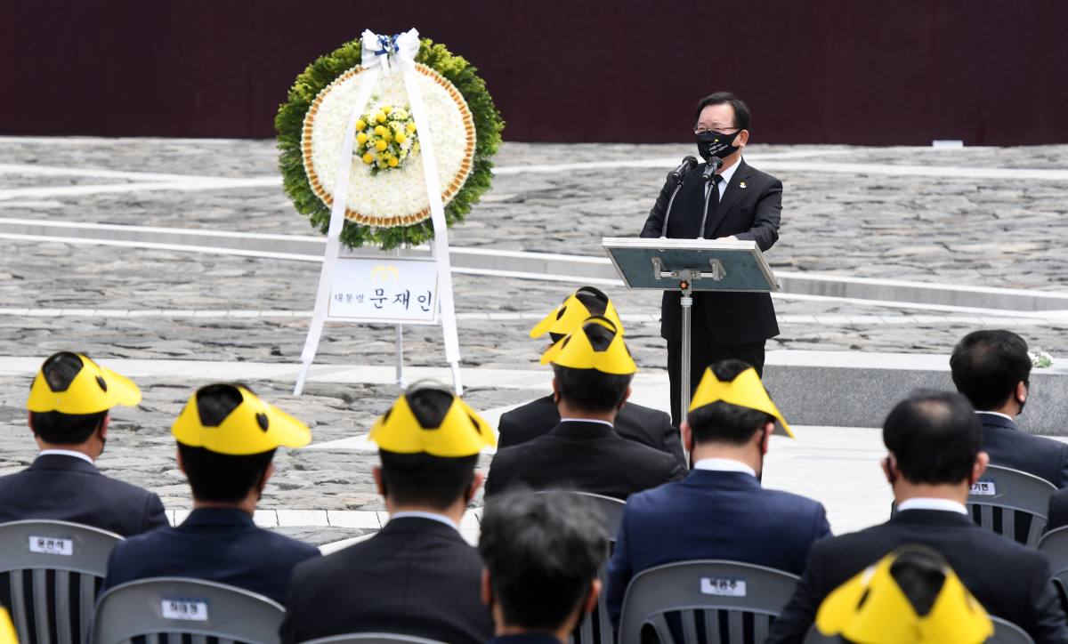 ▲김부겸 국무총리가 23일 오전 경남 김해시 진영읍 봉하마을에서 엄수된 노무현 전 대통령 서거 12주기 추도식에서 추도사하고 있다. (연합뉴스)