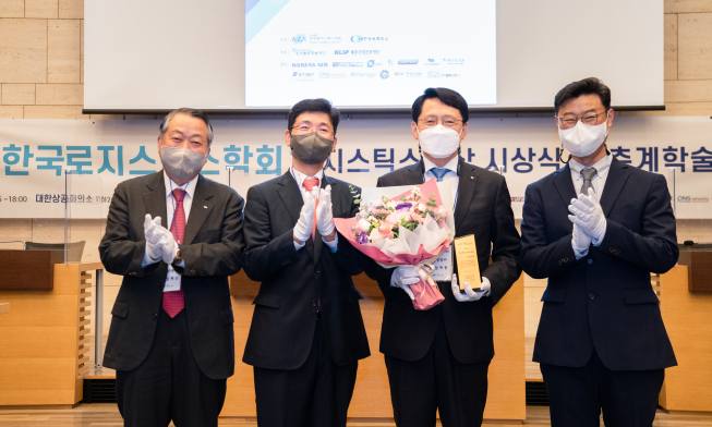 ▲21일 대한상공회의소에서 열린 제 24회 '로지스틱스대상' 시상식에서 대한항공이 대기업 부문 대상을 수상했다. 심재선 물류산업진흥재단 이사장(왼쪽부터), 권오경 한국로지스틱스학회 고문, 엄재동 대한항공 화물사업본부장, 김대기 한국로지스틱스학회 회장이 기념촬영을 하고 있다. (사진제공=대한항공)