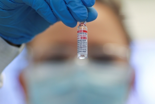 ▲연구원이 러시아산 신종 코로나바이러스 감염증(코로나19) 백신 ‘스푸트니크  V’를 들고 있다. 로이터연합뉴스
