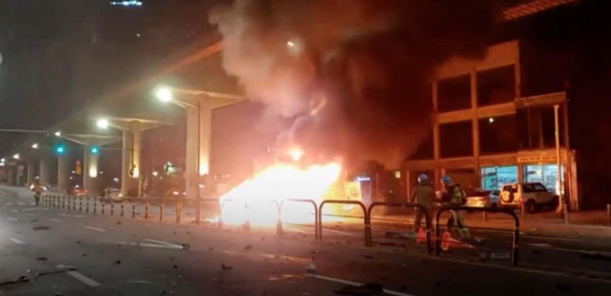 ▲24일 오전 2시께 서울 성동구 성수동 한 LPG충전소 앞 도로에서 음주운전 차량이 공사 현장을 들이받아, 작업 중이던 60대 인부가 숨지고 화재가 발생했다. (출처=연합뉴스 유튜브 캡처)