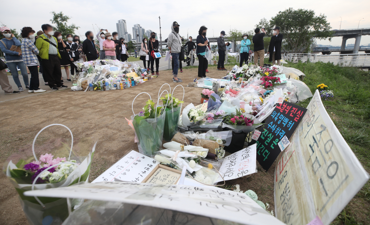 ▲5월 23일 오후 서울 반포한강공원 택시승강장 인근에 마련된 고(故) 손정민 씨 추모공간에서 시민들이 고인을 애도하고 있다. 손 씨는 지난 달 24일 반포한강공원에서 술을 마신 뒤 실종됐다가 30일 인근 한강 수중에서 숨진 채 발견됐다.  (뉴시스)