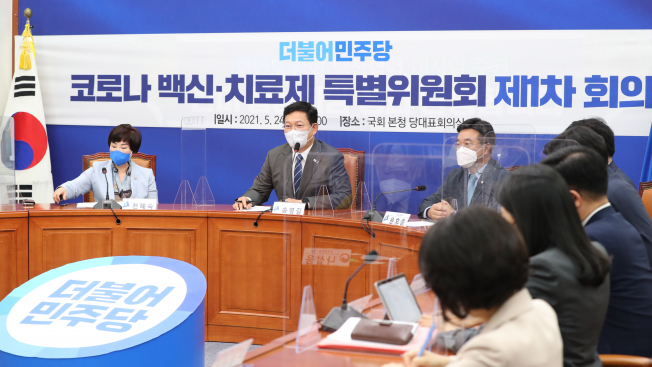 ▲더불어민주당 송영길 대표(왼쪽 두번째)가 24일 서울 여의도 국회에서 열린 백신ㆍ치료제 특별위원회 1차회의에서 발언하고 있다. (연합뉴스)