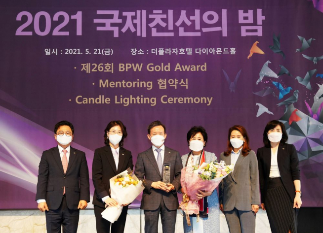 ▲더플라자호텔에서 열린 ‘2021 국제친선의 밤’ 행사에서 ‘BPW 골드 어워드’를 수상한 미래에셋증권 최현만 수석부회장(왼쪽에서 세번째)이 이영휘 전문직여성한국연맹 회장(왼쪽에서 네번째), 미래에셋증권 이기상 인재혁신본부 본부장, 남미옥 서울5지역본부 본부장, 김선아 WM강남파이낸스센터 PB상무, 김지숙 혁신추진단 이사(사진 왼쪽부터)와 함께 기념 사진을 찍고 있다. (자료 = 미래에셋증권)