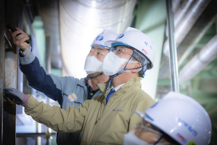 ▲이승우 한국남부발전 사장(가운데)이 부산발전본부에서 발전소 터빈 등 주요 설비를 점검하고 있다. (사진제공=한국남부발전)