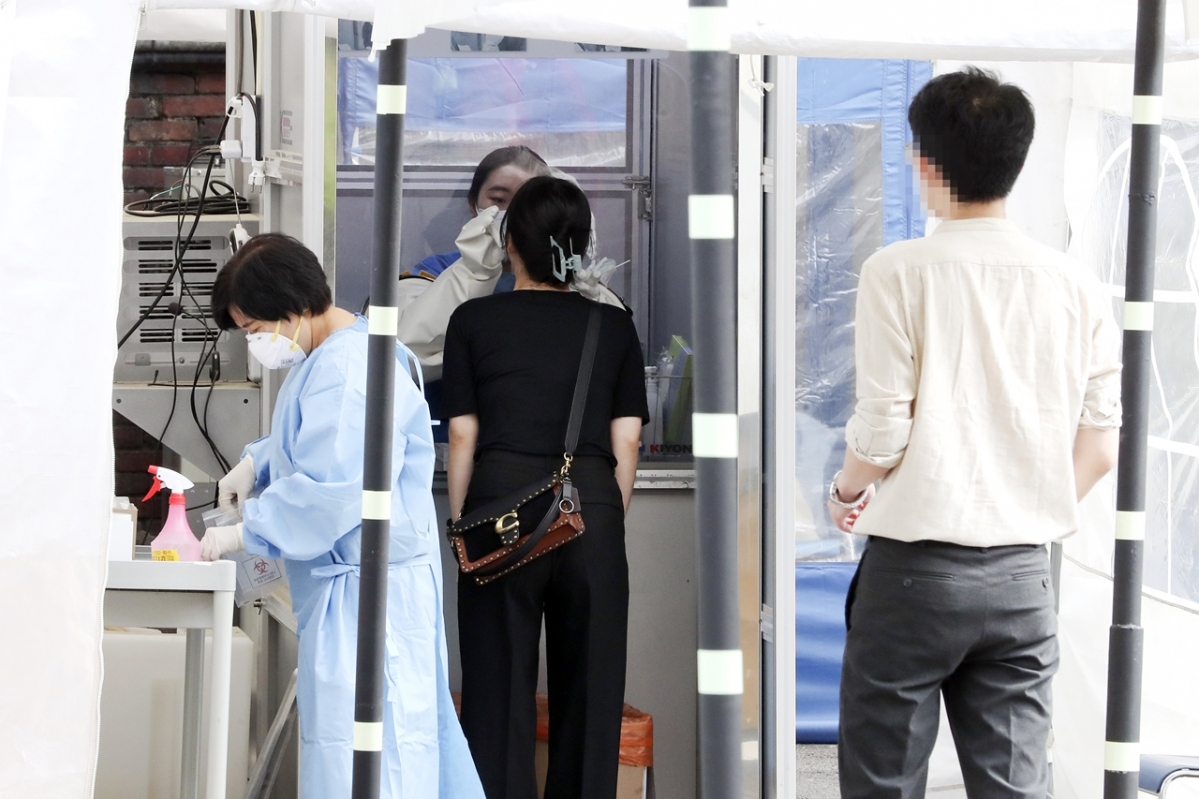 ▲서울 중구 국립중앙의료원 선별진료소에서 사람들이 코로나19 검사를 위해 줄지어 대기하고 있다. (뉴시스)