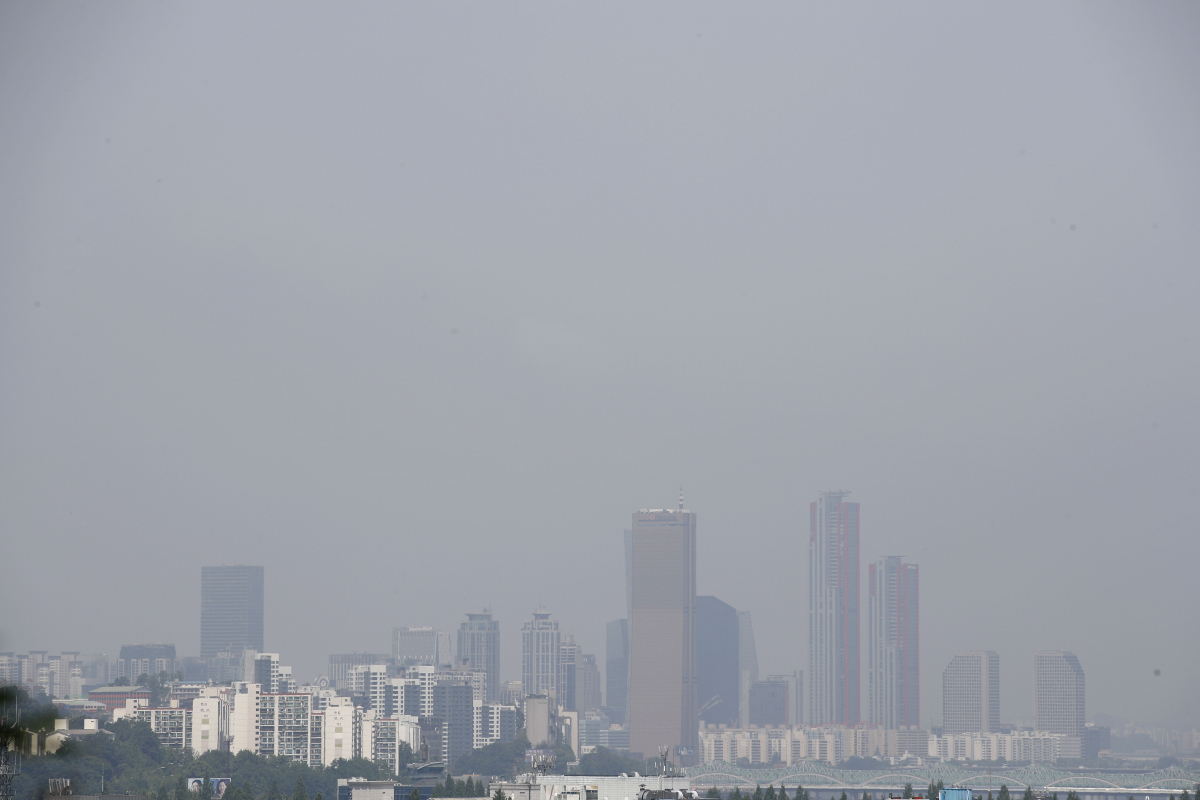 ▲고비사막과 내몽골고원에서 황사가 발원해 유입되면서 수도권을 비롯한 강원, 충청 등 대부분의 지역에 미세먼지 농도가'나쁨'으로 예보된 24일 오전 서울 서초구 서리풀공원에서 바라본 서울 도심이 뿌옇게 보이고 있다.  (뉴시스)